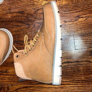 Brand NEW never worn— Men’s Levi Boots!!